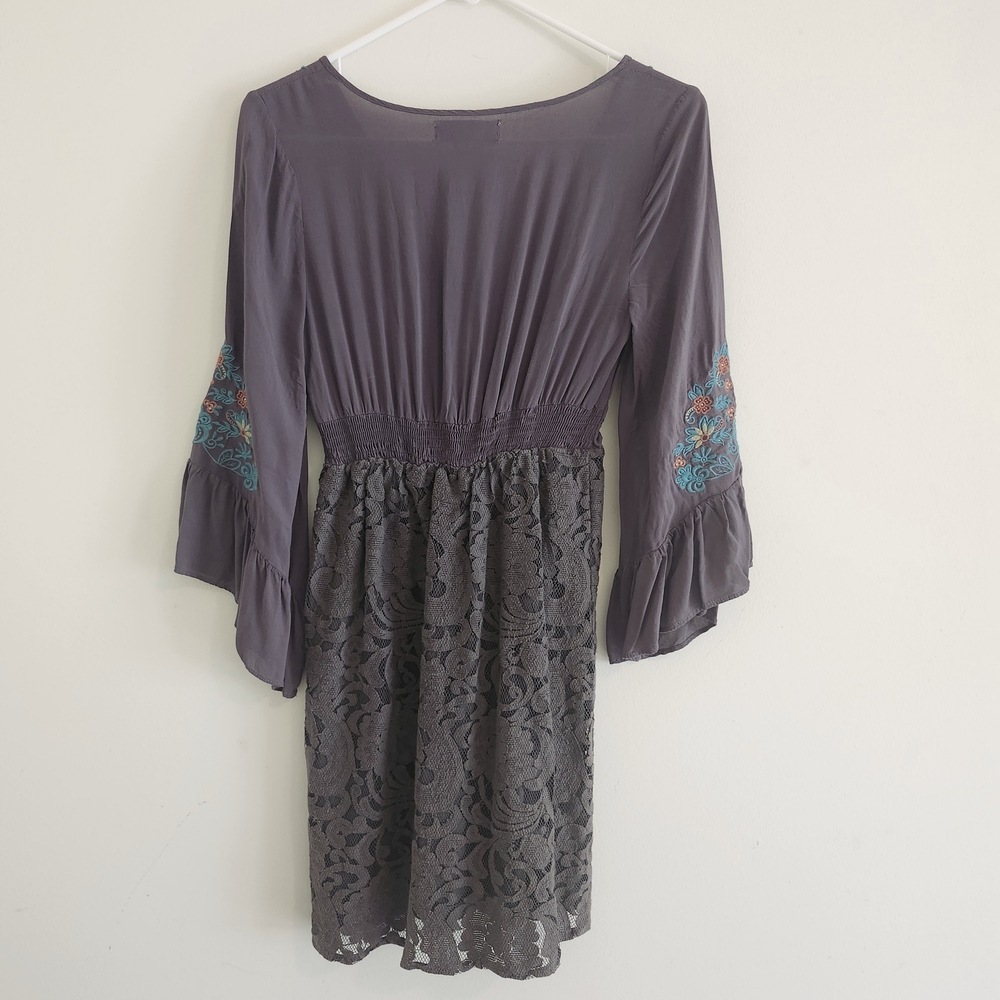 Boho Flying Tomato Grey Embroidered V-Neck Bell Sleeve Lace Dress - Picture 3 of 4